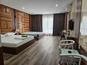 TV in/ali zabaviščno središče v nastanitvi Nhà Nghỉ Ruby Hotel - KĐT Dương Nội Geleximco
