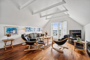 Μια τηλεόραση ή/και κέντρο ψυχαγωγίας στο Charming Holiday Home Right At Grenaa Marina With Terraces Overlooking The Water Close To The Kattegat Centre, The Beach And Cosy Cafés