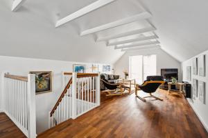 Μια τηλεόραση ή/και κέντρο ψυχαγωγίας στο Charming Holiday Home Right At Grenaa Marina With Terraces Overlooking The Water Close To The Kattegat Centre, The Beach And Cosy Cafés +16 φωτογραφίες