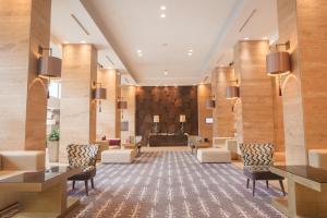 una hall di un hotel con sedie e una sala d'attesa di Metropol Palace, Belgrade a Belgrado