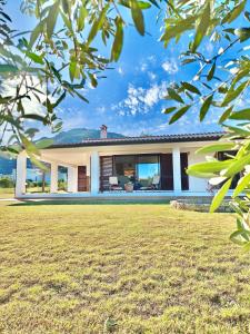 Un jardín fuera de Villa IS CARCURIS Jennas