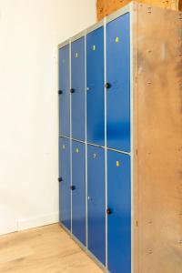 una fila de casilleros azules en una habitación en Xolo Host, en Madrid