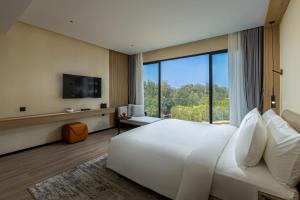 Un televizor și/sau centru de divertisment la Laya Resort Phuket