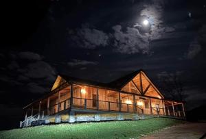 een huis 's nachts met de maan in de lucht bij Just Like Paradise cabin in Sevierville