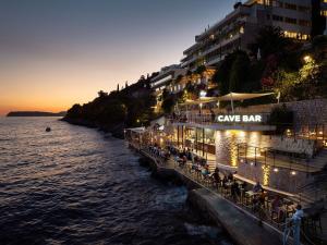 杜布罗夫尼克摩尔酒店的夜间水边的酒吧