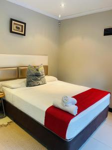 Ένα ή περισσότερα κρεβάτια σε δωμάτιο στο SnaMel Guest House Waterfall