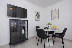 Μια τηλεόραση ή/και κέντρο ψυχαγωγίας στο Modern & central 2-room apartment