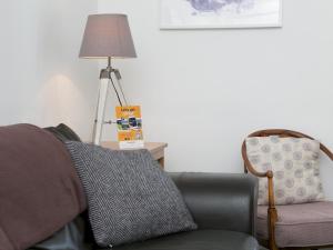 Posezení v ubytování Grade 2 Listed Spacious Town House in Beaumaris - Pass the keys