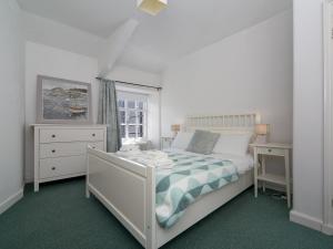 Postel nebo postele na pokoji v ubytování Grade 2 Listed Spacious Town House in Beaumaris Pass the keys