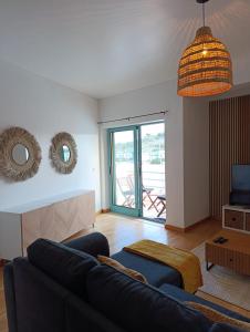 Μια τηλεόραση ή/και κέντρο ψυχαγωγίας στο Marina 3B 1B By AL