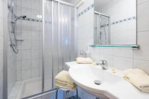 A bathroom at Pension- Appartement Kristall