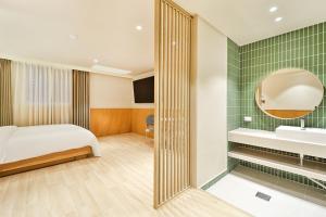 Ένα ή περισσότερα κρεβάτια σε δωμάτιο στο Gyeongju Coolstay hotel