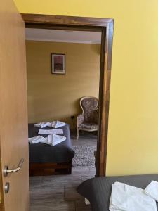 Rúm í herbergi á Hotel "VIR"