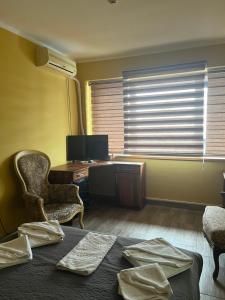 TV a/nebo společenská místnost v ubytování Hotel "VIR"