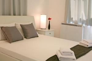 Кровать или кровати в номере Corina Suites & Apartments