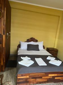 Rúm í herbergi á Hotel "VIR"