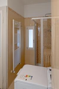 a laundry room with a washing machine and a window at Casa Felice - Villa con Giardino in Centro in Verbania +36 photos