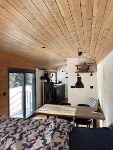 TV a/nebo společenská místnost v ubytování VAGONBublava