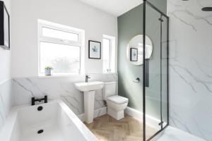Ένα μπάνιο στο Glasswing Stays Newbiggin Beach House +54 φωτογραφίες