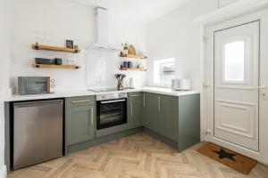 Η κουζίνα ή μικρή κουζίνα στο Glasswing Stays Newbiggin Beach House