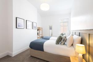 Ένα ή περισσότερα κρεβάτια σε δωμάτιο στο Glasswing Stays Newbiggin Beach House