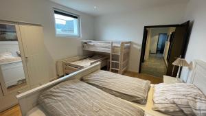 een slaapkamer met 2 stapelbedden en een spiegel bij Ferienwohnung in ländlicher Idylle in Meschede
