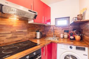 ベジエにあるSpacieux appartement en plein cœur de Beziers 2のコンロ付きのキッチン 洗濯機の横にあるトップオーブン