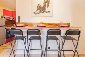 ベジエにあるSpacieux appartement en plein cœur de Beziers 2のキッチン(カウンター、4つのバースツール付)