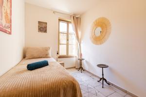 ベジエにあるSpacieux appartement en plein cœur de Beziers 2のベッドと窓のある寝室 +8枚の写真