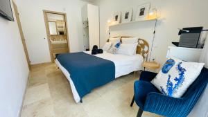 Villa Cacharelle Vue Mer Piscine客房内的一张或多张床位