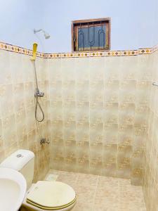 ヒッカドゥワにあるCasaのトイレとシャワー付きのバスルーム