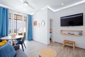 ein Wohnzimmer mit Sofa und Tisch in der Unterkunft Home2Book Stunning Views Bungalow Costa Adeje in Adeje