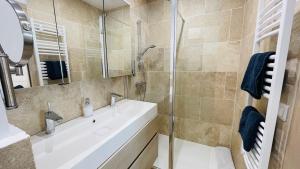 Villa Cacharelle Vue Mer Piscine的一间浴室