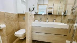 Villa Cacharelle Vue Mer Piscine的一间浴室