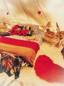 LOVE ROOM Tente Lodge spa MFG chez C&C, exclusivement réservée aux ADULTES客房内的一张或多张床位