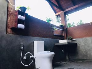 哈伯勒内Habarana Tree House - Ivory cottage的带马桶和淋浴的浴室 更多37张照片