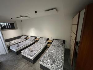 a room with three beds in a room at Sunrise Apartamenty in Chocicza +2 photos