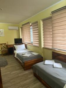 Rúm í herbergi á Hotel "VIR"