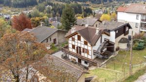 an aerial view of a house in a village at La casa di Sophia - vicino alle piste da sci in Ponte di Legno