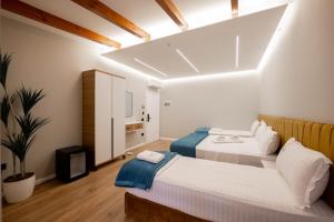 Voodi või voodid majutusasutuse Golemi Lux Hotel toas