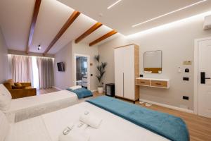 Voodi või voodid majutusasutuse Golemi Lux Hotel toas
