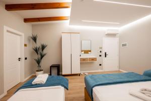 Voodi või voodid majutusasutuse Golemi Lux Hotel toas