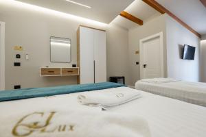 Voodi või voodid majutusasutuse Golemi Lux Hotel toas