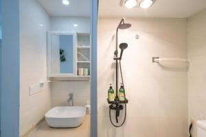 Et badeværelse på Jingyi Apartment + 18 billeder