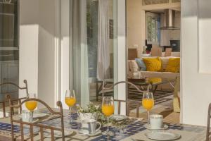 a table with two glasses of orange juice on it at Villa Lirio in Benalup Casas Viejas