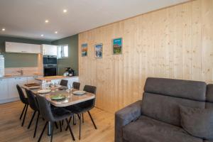 a kitchen and dining room with a table and a chair at La Ludette - Pied des pistes à Pla dAdet in Saint-Lary-Soulan +7 photos