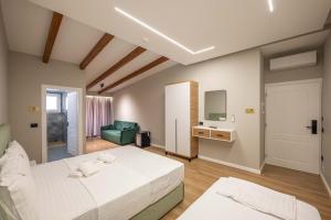 ゴーレムにあるGolemi Lux Hotelの大きなベッドとテレビのある寝室 +106枚の写真