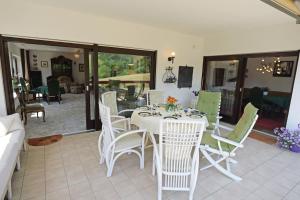 ein Esszimmer mit einem weißen Tisch und Stühlen in der Unterkunft Villa Schwarzwaldblick in Seelbach