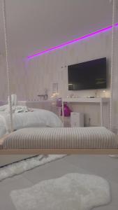 Letto o letti in una camera di Love room à 30 mn des plages et de Vannes