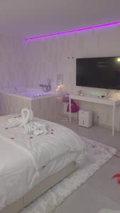 Letto o letti in una camera di Love room à 30 mn des plages et de Vannes